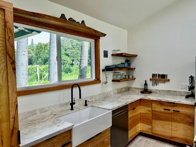 Building Photo - Brand New Luxury Furnished 3 bed 2 bath Ho...
