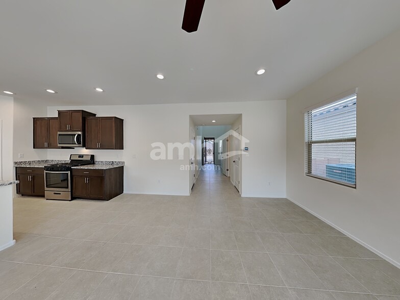 Building Photo - 854 E Artesia Pl