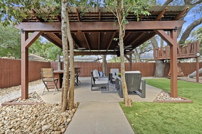 Building Photo - 303 Pin Oak Dr