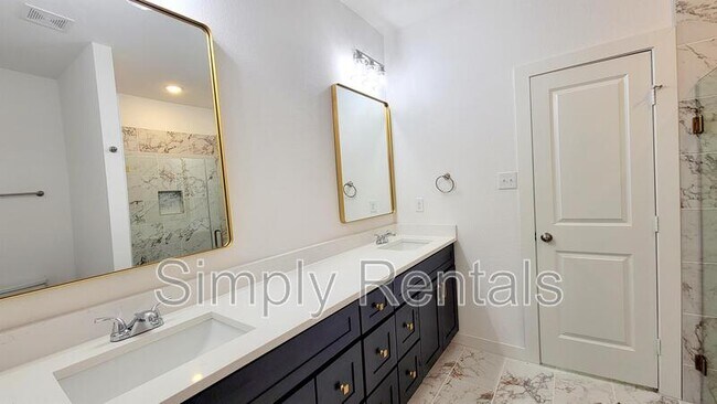 Building Photo - Gordon 3304