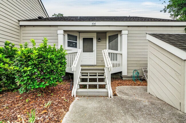 Building Photo - Coastal Living Just Minutes from Kiawah and Seabrook