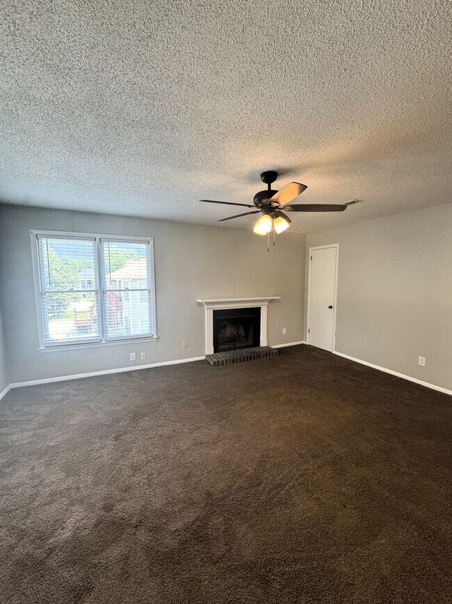 Building Photo - Move In Special: 1/2 Off 1st Month's Rent!!