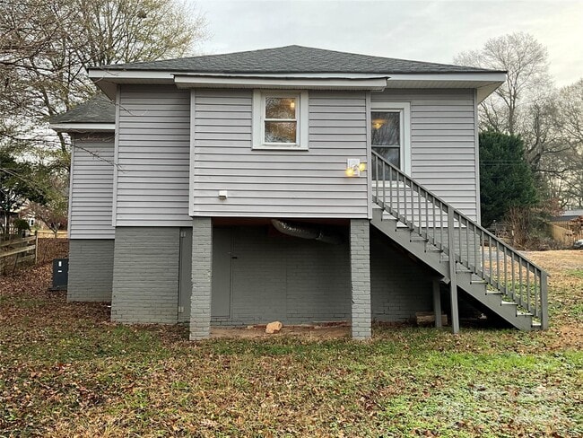 Building Photo - 607 Forest Ave