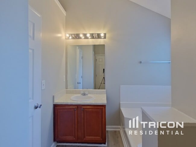 Building Photo - 1896 Roble Dr