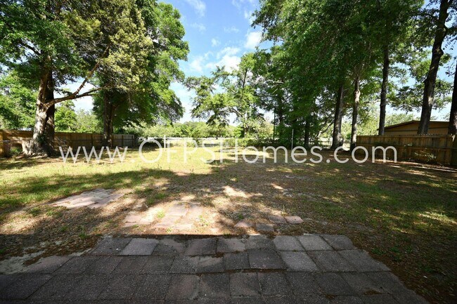 Building Photo - 131 Adkinson Dr