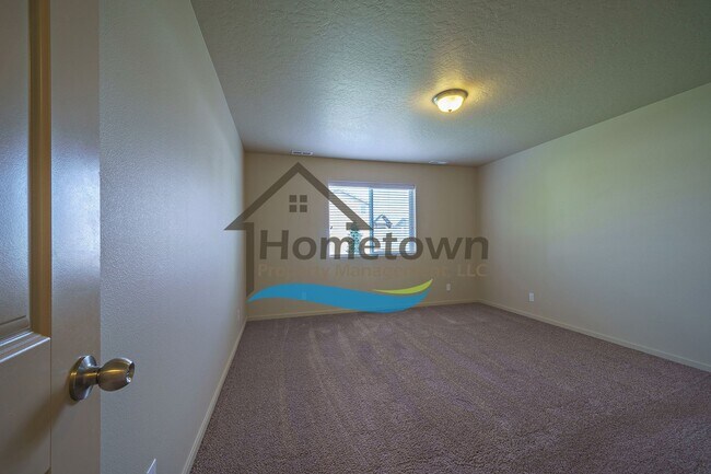 Building Photo - 3 Bedroom 2 Bathroom Home with Attached 2 ...