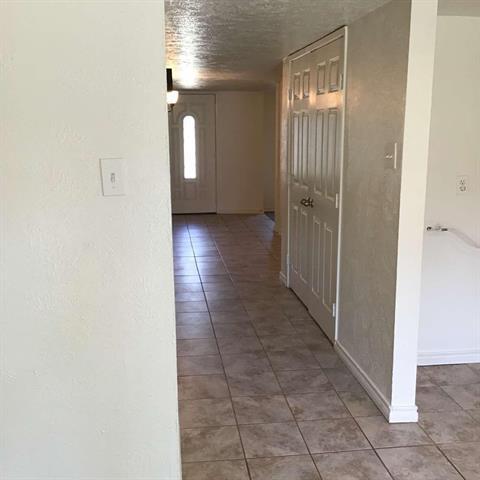 Building Photo - 2622 Meadowview Dr