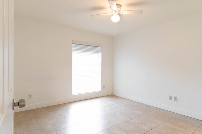 Building Photo - 875 Riverside Dr