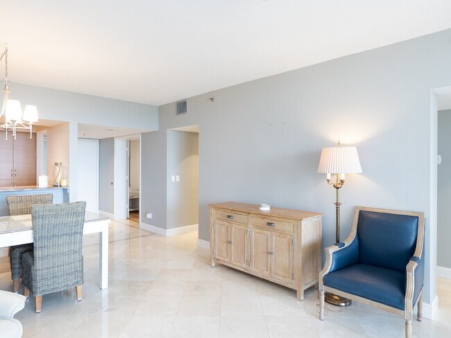 Building Photo - One of Longboat Key’s premier waterfront c...