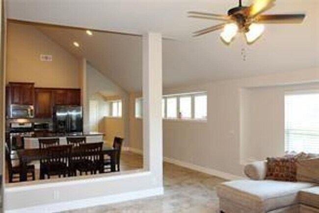 Building Photo - Great Location, available NOW!