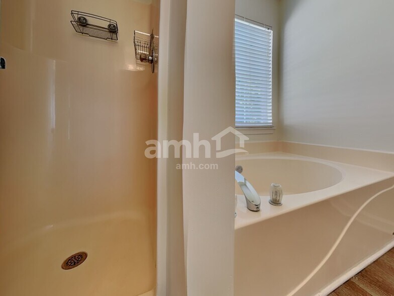Building Photo - 821 Barbee Farm Dr