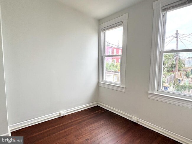 Building Photo - 406 W 28th St