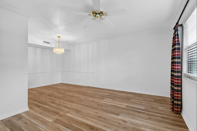 Building Photo - Spacious & Exciting Townhome style Condo