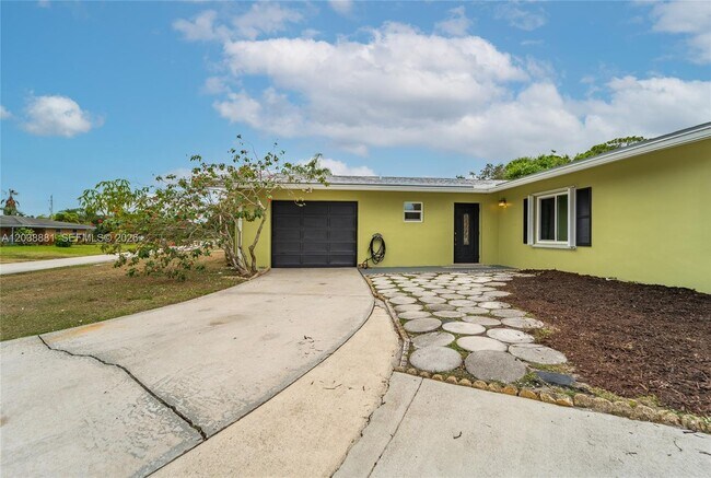 Building Photo - 607 Coconut Ave N