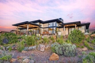 Building Photo - Beautiful home in the gated community of Tetherow