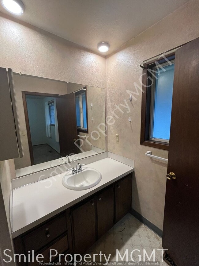 Building Photo - single house