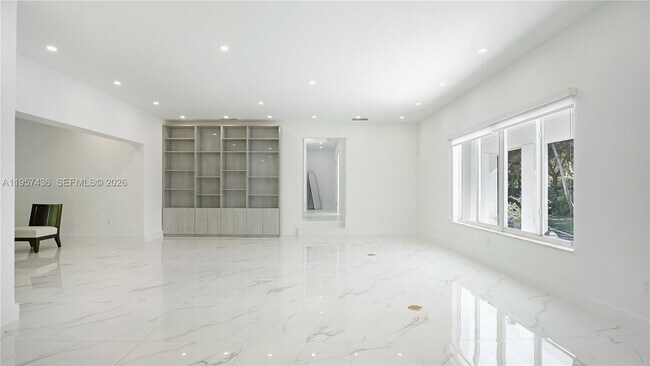 Building Photo - 711 Sunset Rd