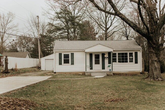 Building Photo - 909 S Mitchell St