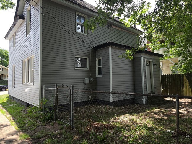 Building Photo - 905 E Washington St