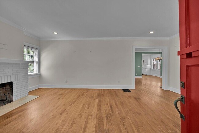 Building Photo - 876 Courtenay Dr NE