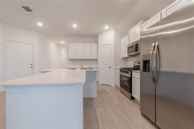 Building Photo - 368 Keefer