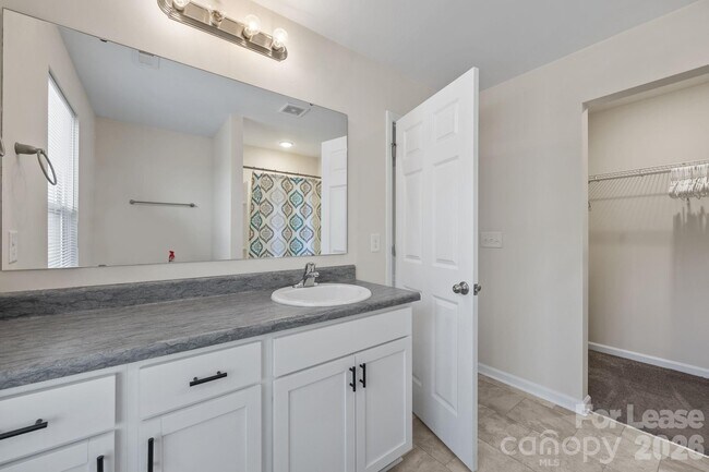 Building Photo - 409 Kickapoo Ave