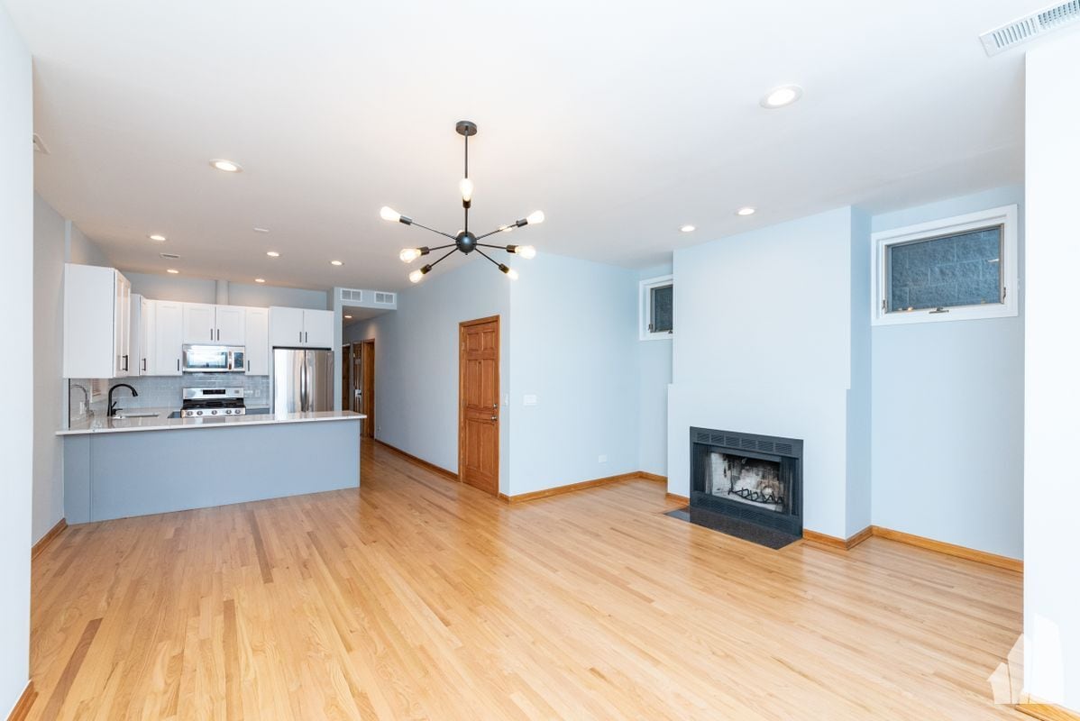 Building Photo - 2338 N Greenview Ave