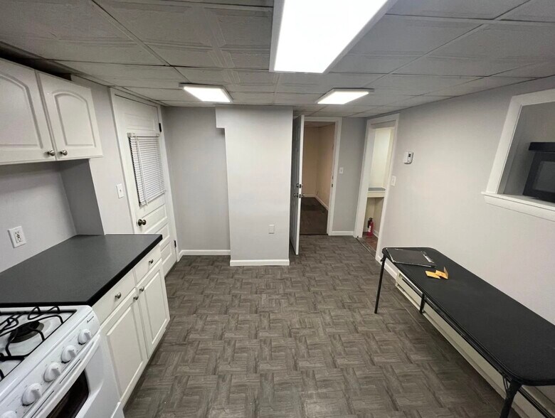 Building Photo - 10 Wallace St