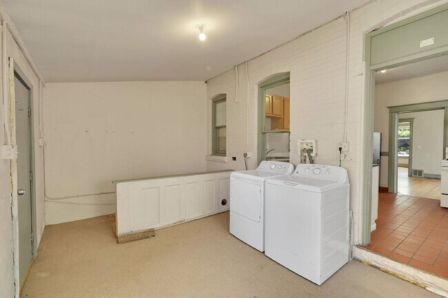 Building Photo - $2,395 - 2 Bed, 2 Bath Townhome in Great D...