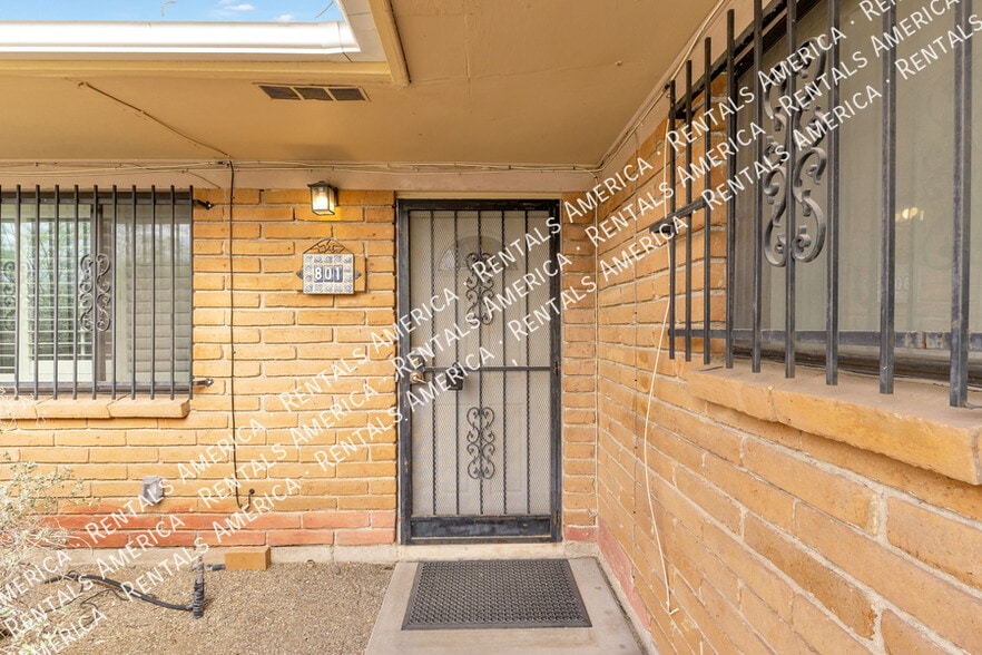 Primary Photo - 801 E Holaway Dr