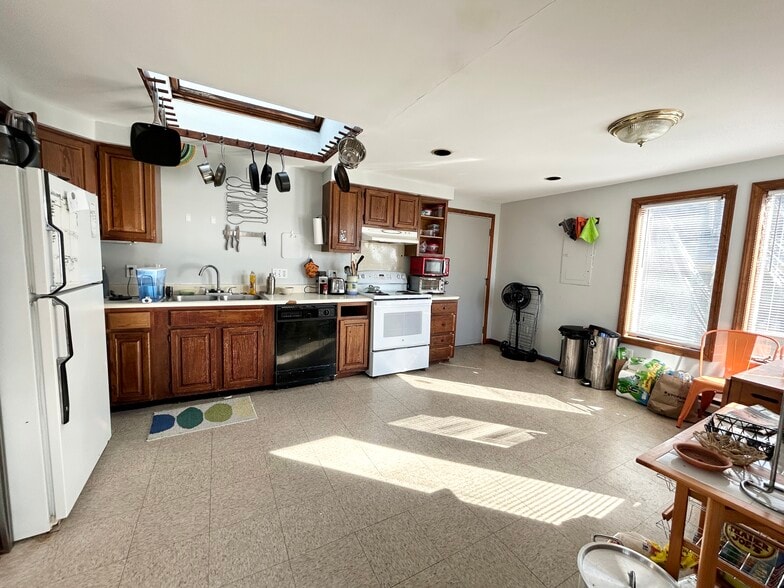 Building Photo - 33 Lawn St