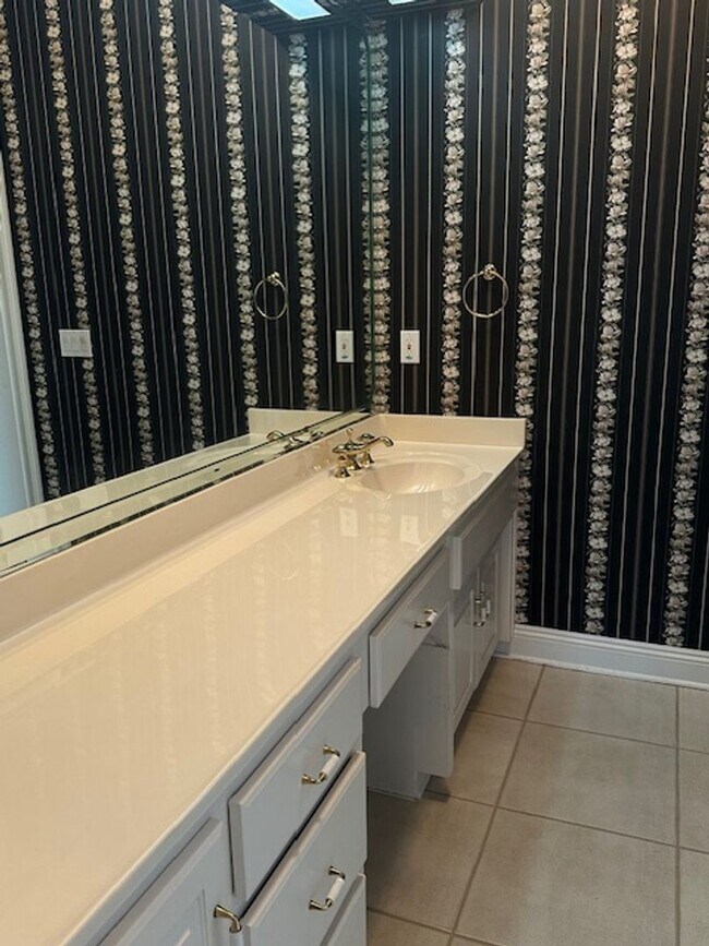 Building Photo - Fabulous Home in Gulf Breeze