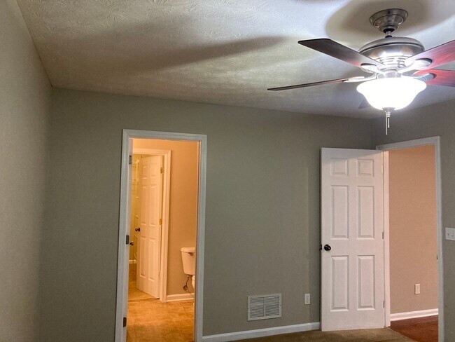 Building Photo - 128 Twin Lakes Dr