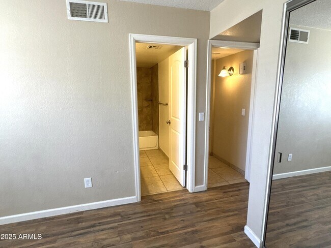 Building Photo - 925 S Longmore