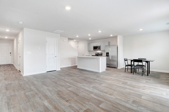 Building Photo - 156 Seymour Vlg Dr