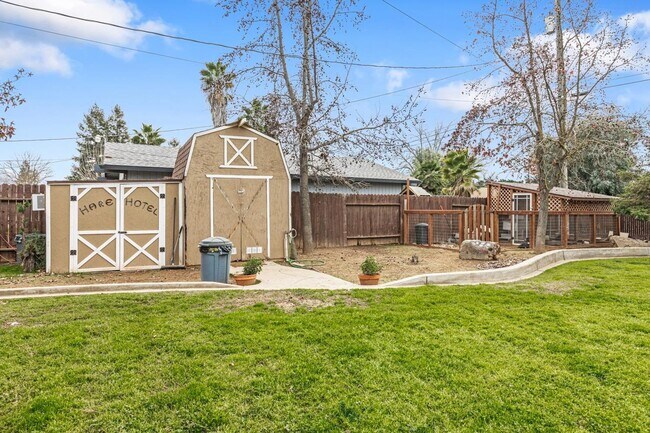 Building Photo - Madera Ranchos Home, 3BR/2BA, Built 1986 -...