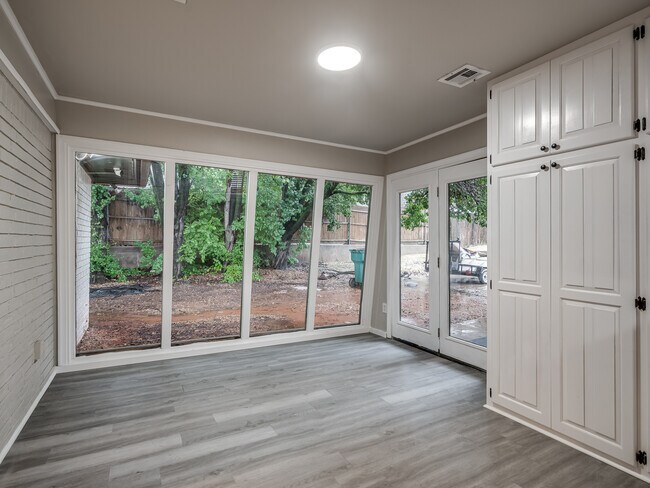 Building Photo - 12136 Thorn Ridge Rd