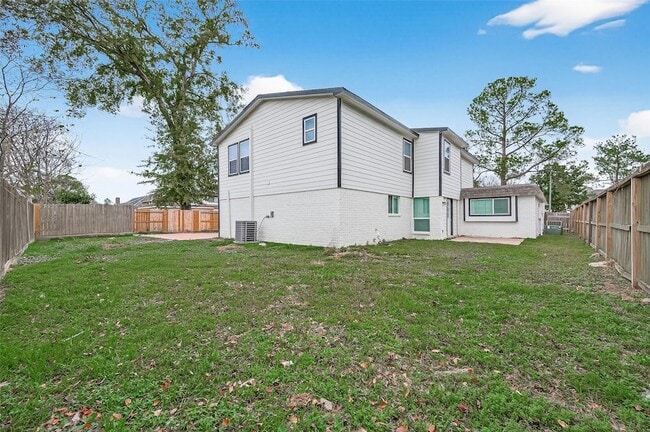 Building Photo - 7739 Antoine Dr