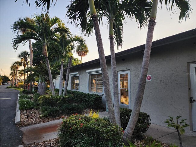 Building Photo - 3064 Lake Bayshore Dr