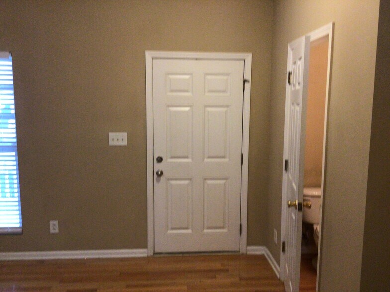 Building Photo - 555 Rockbridge Dr