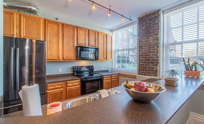 Building Photo - Knoxville 37917 - 1 bedroom 1 bath condo - call Howard Grower 865-705-0969