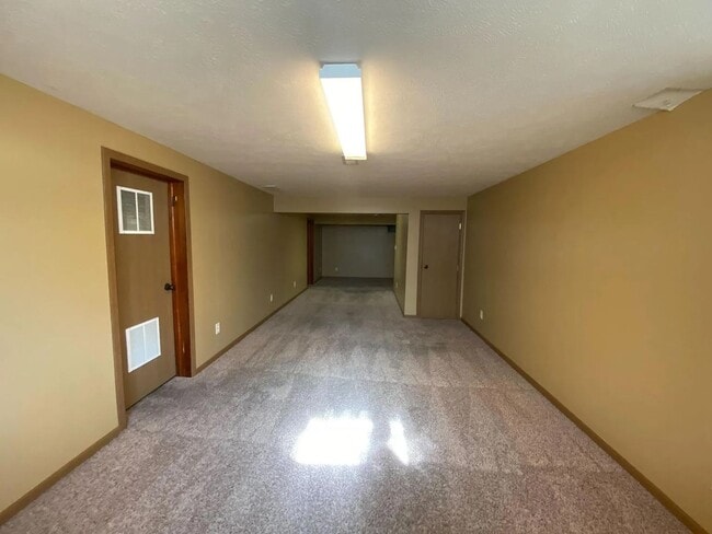 Building Photo - Inviting 3-Bedroom Home in Eastridge – Acr...