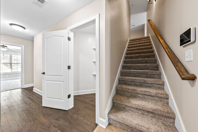 Building Photo - Pet Friendly Three Bedroom with Bonus!