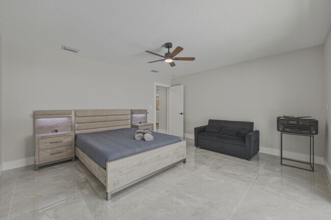 Building Photo - 632 Las Palmas Park