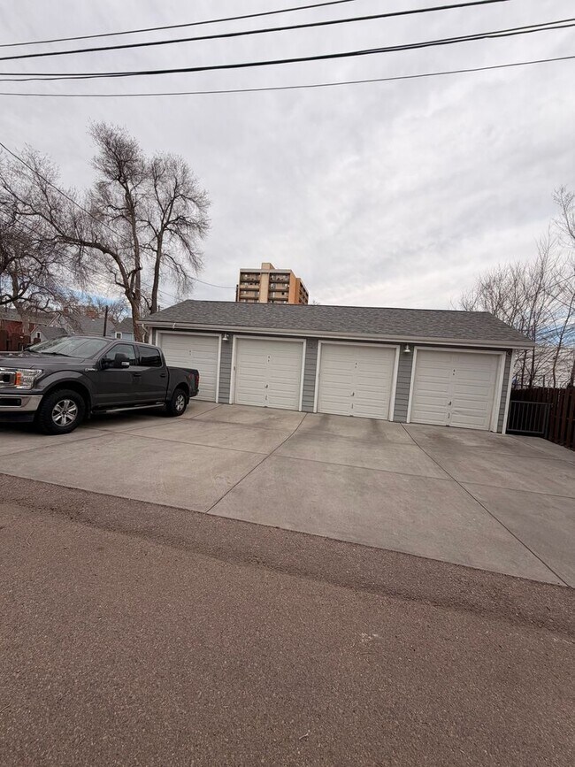 Building Photo - 525 E Kiowa St