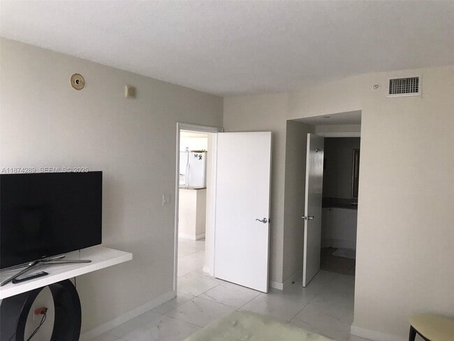 Building Photo - 19501 W Country Club Dr