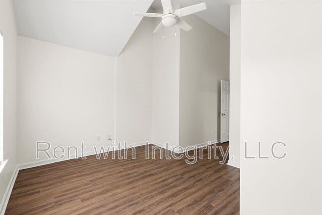 Building Photo - 735 Putnam Dr