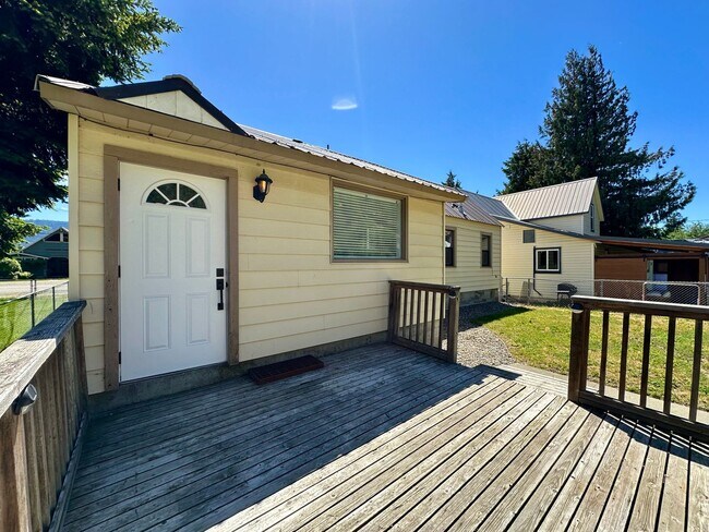 Building Photo - Come Experience the Charm of Cle Elum