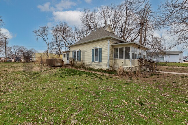 Building Photo - 215 S Kansas St