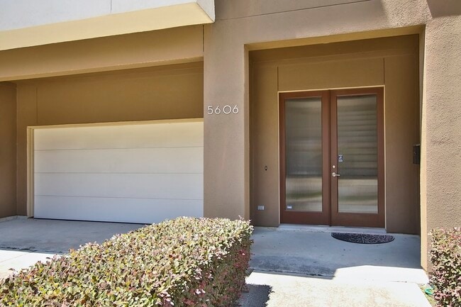 Building Photo - 5606 Blossom St